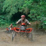 ATV Quad Bike melintasi jalur off-road berlumpur di alam