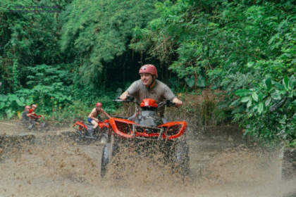 ATV Quad Bike melintasi jalur off-road berlumpur di alam