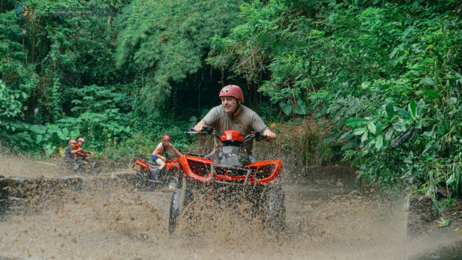 ATV Quad Bike melintasi jalur off-road berlumpur di alam