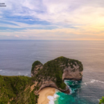 Pantai Kelingking Nusa Penida dengan tebing T-Rex dan laut biru