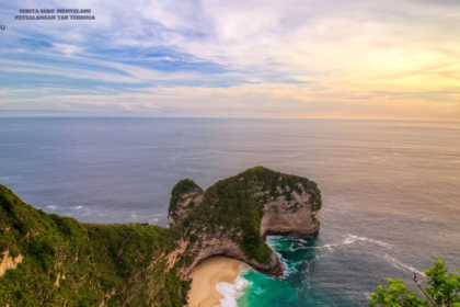 Pantai Kelingking Nusa Penida dengan tebing T-Rex dan laut biru